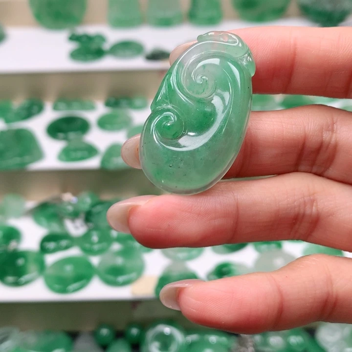 颈饰未镶嵌石英质玉