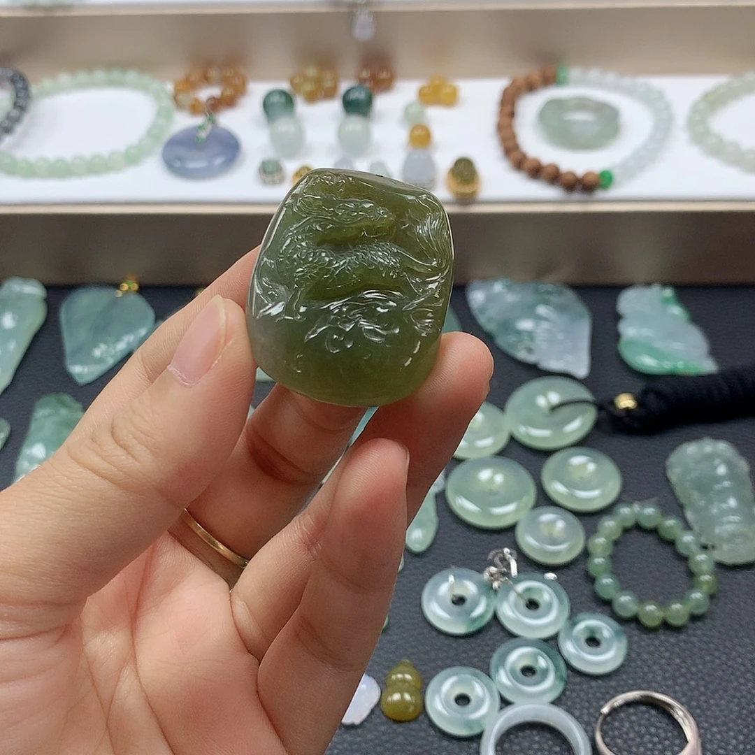 翡翠未镶嵌颈饰麒麟