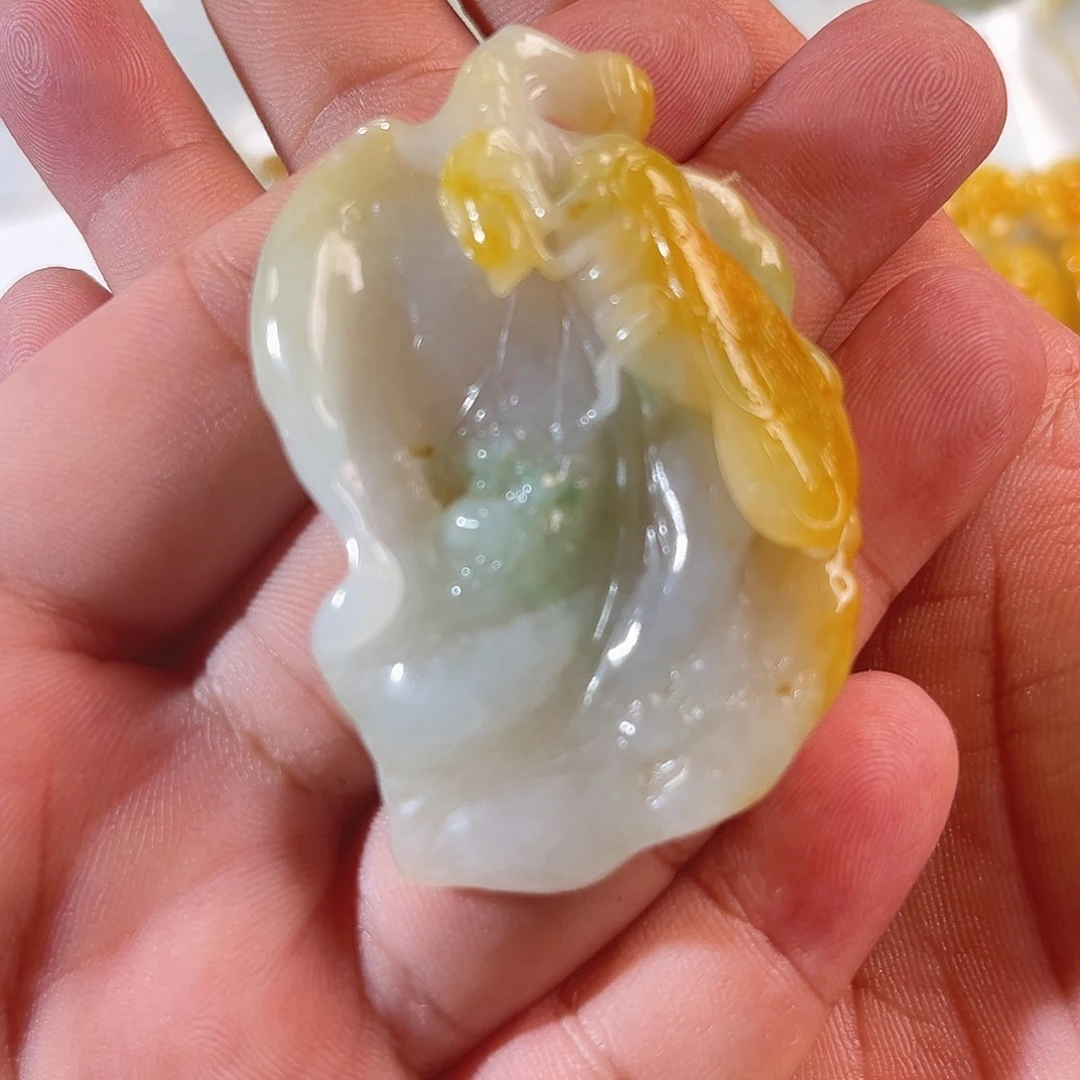 颈饰未镶嵌翡翠一鸣惊人