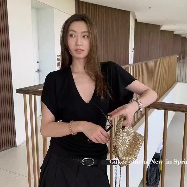 03633休闲宽松常规款T恤短袖夏季INS风开叉V领简约