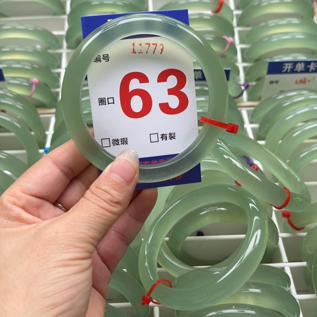 燕***飞未镶嵌蛇纹石玉手镯