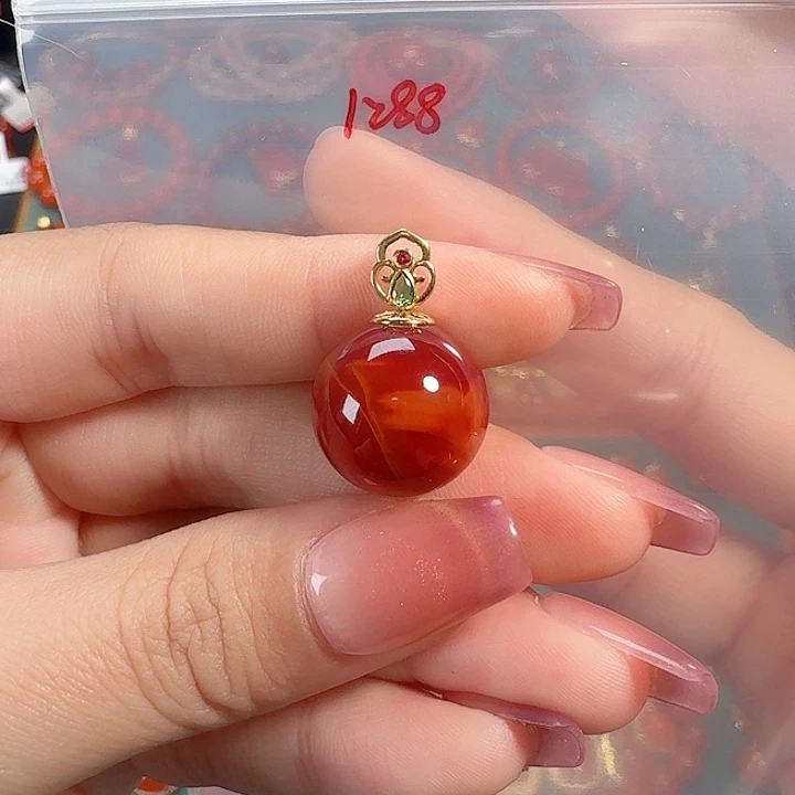 南红玛瑙18K金镶嵌吊坠