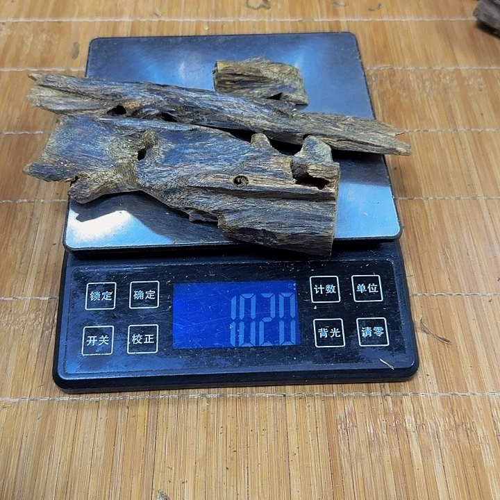沉香沉香碎屑春****。虫漏白棋102克