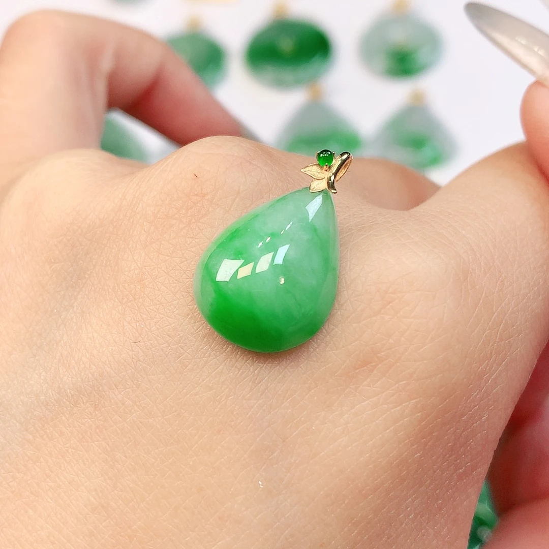 翡翠18K金镶嵌颈饰