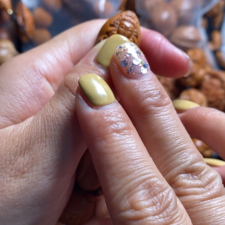 橄榄核吊坠生命美女