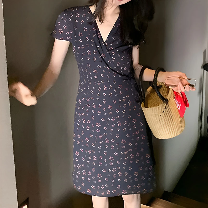 法式显瘦印花高腰显瘦短袖碎花性感连衣裙女2025新款夏季v领短裙