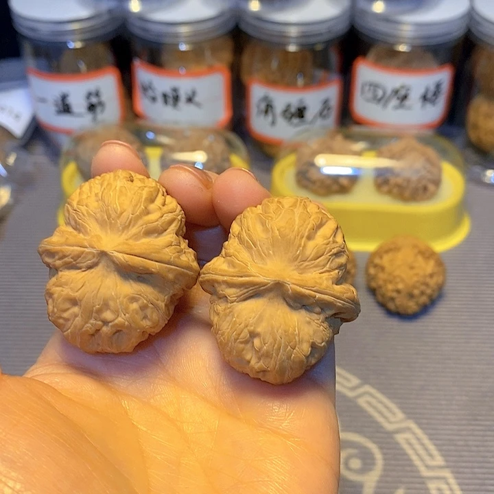 桃核把件433。元宝。43