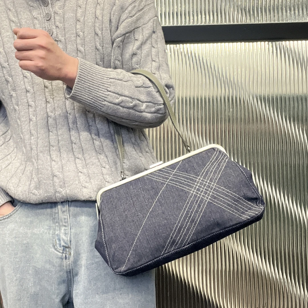 95新 BURBERRY/博柏利 【涛】17JB02 巴宝莉丹宁蛙口腋下包