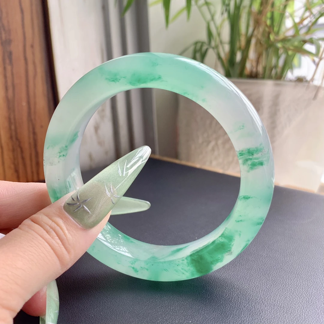 56圈口白冰阳绿厚装独龙玉手镯B01092