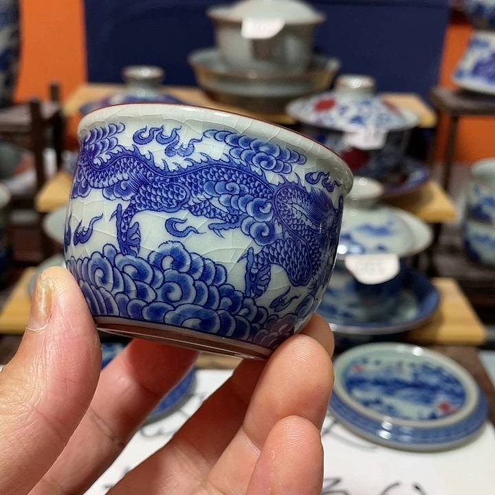 微瑕龙纹小客杯……