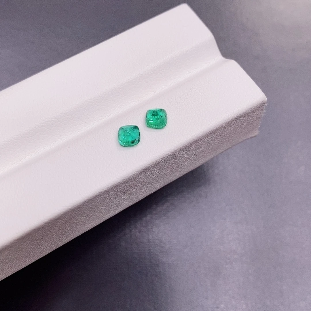 裸石祖母绿0.88克拉 糖塔4.4mm 耳钉款