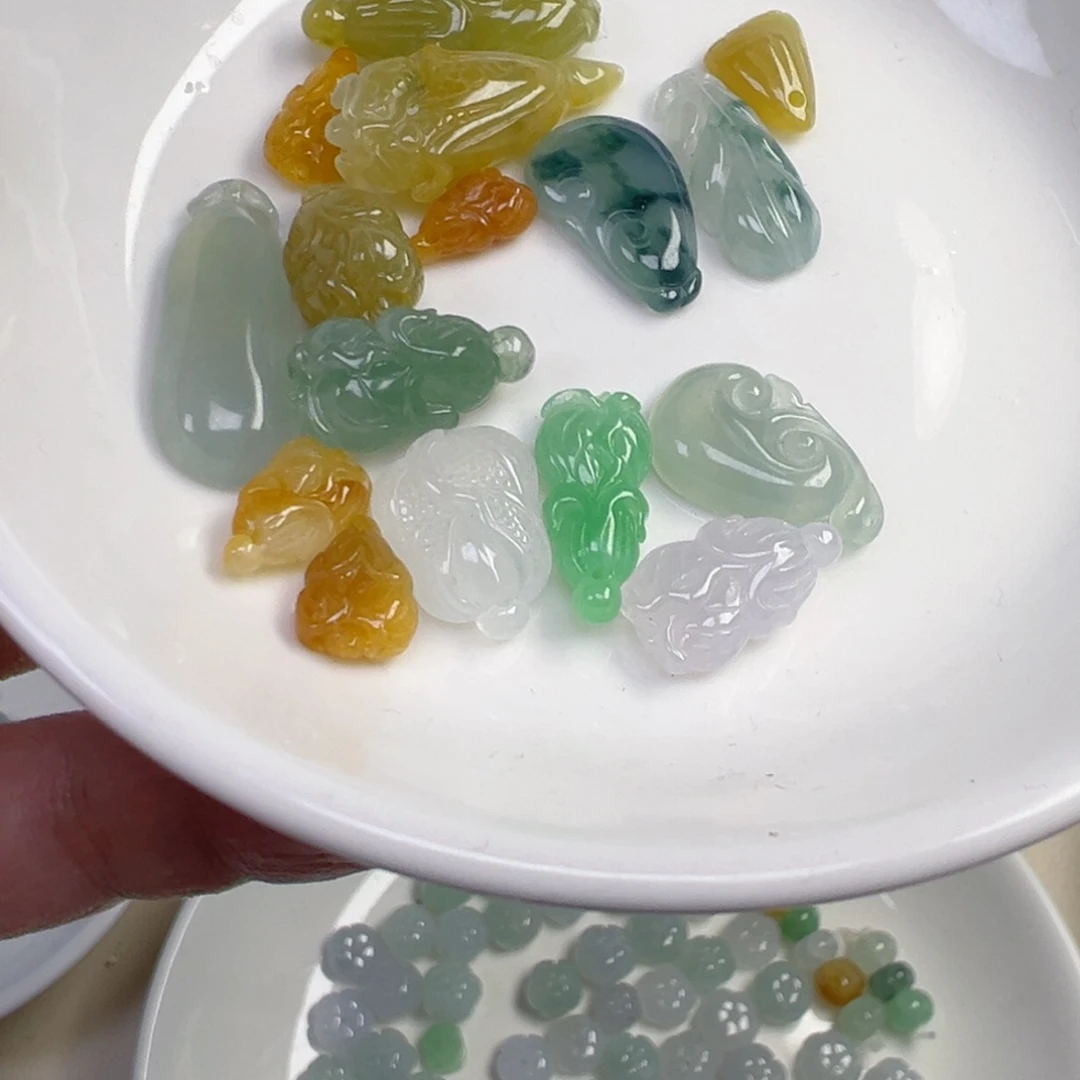 翡翠散珠什么都有 价格不同