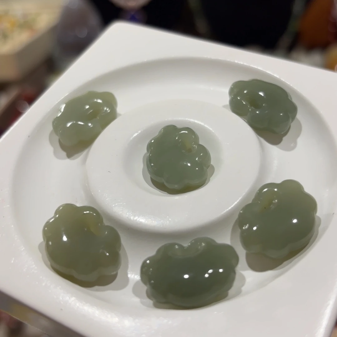 和田玉未镶嵌颈饰多样发其一