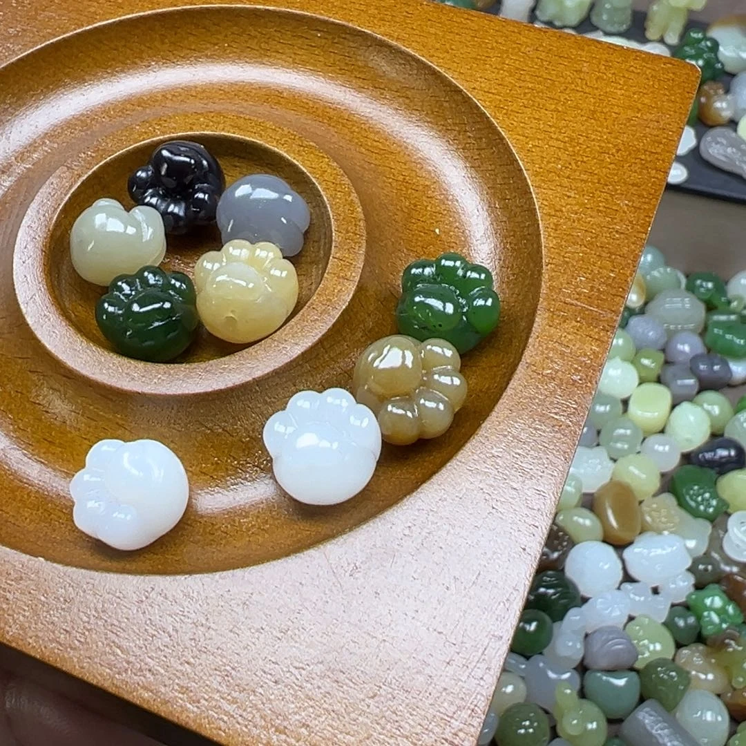 和田玉未镶嵌颈饰多样性发其一