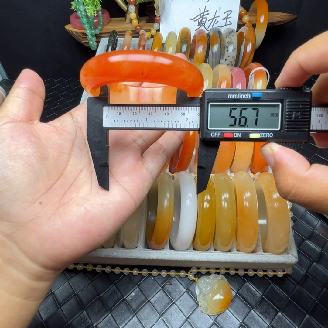 未镶嵌石英质玉（黄龙玉）手镯