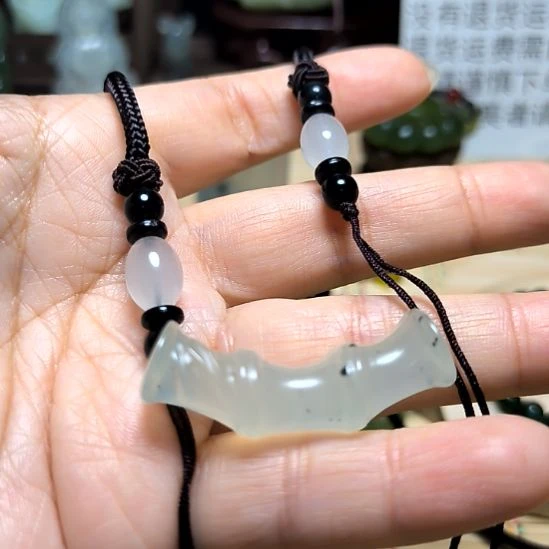 淡***香蛇纹石玉未镶嵌颈饰