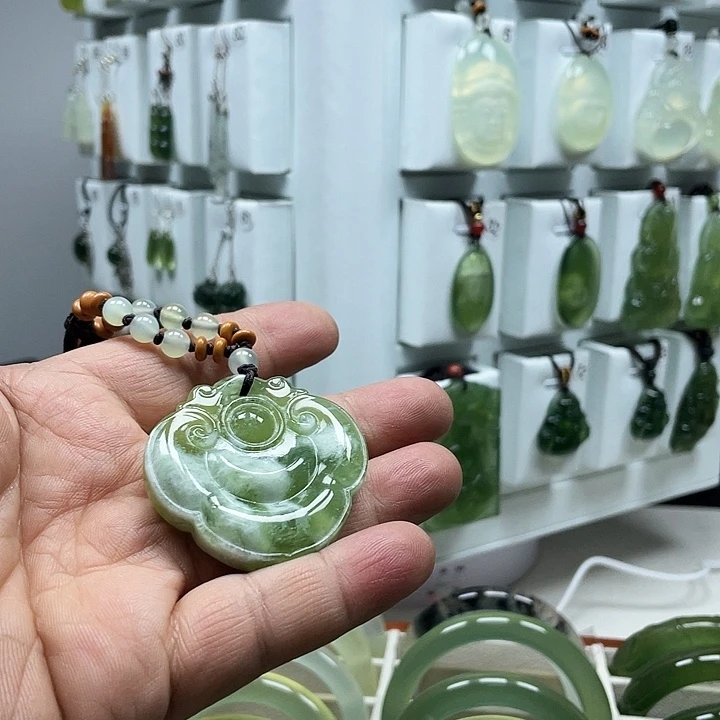 蛇纹石玉颈饰未镶嵌