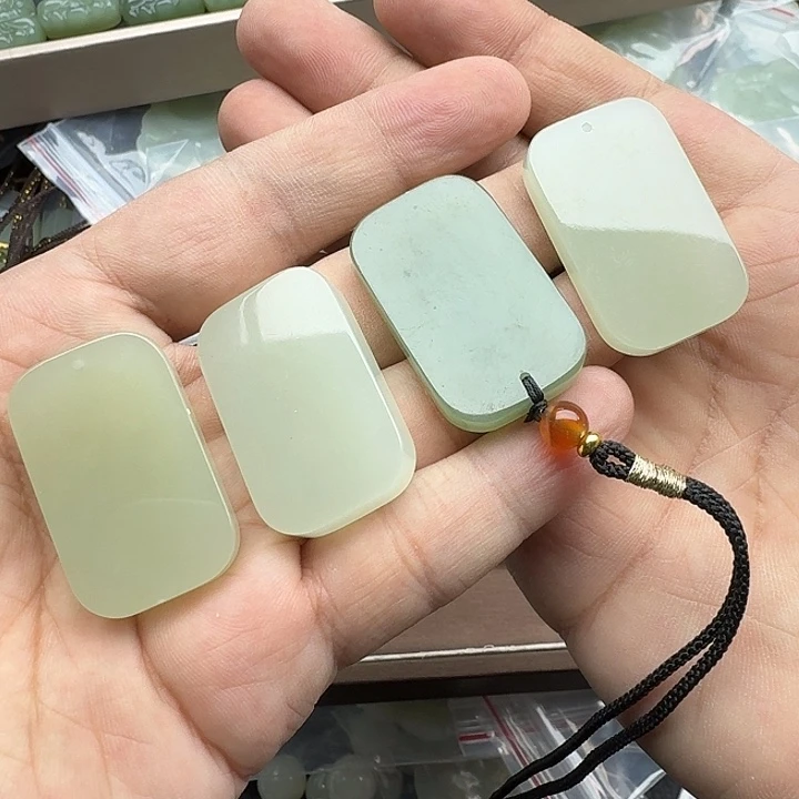 和田玉未镶嵌颈饰青海料三岔河无事牌多样性发一