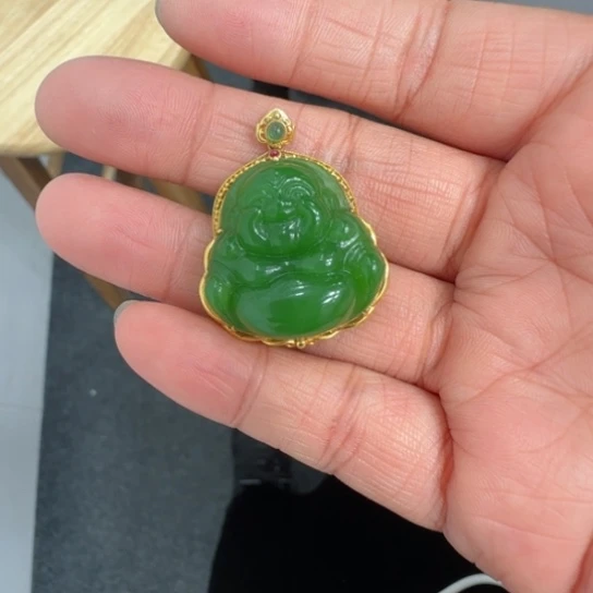 和田玉颈饰18K金镶嵌?****?裸石2.5色标级辣阳绿