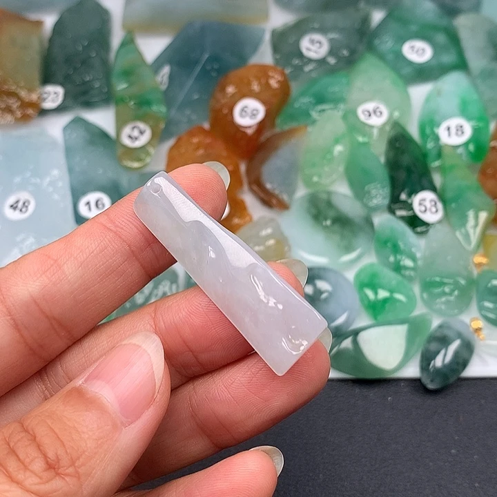 翡翠未镶嵌颈饰随型