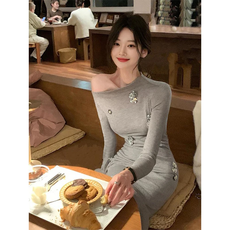 微胖显瘦掐腰裙春季2025新款大方得体灰色露肩抽绳花朵修身连衣裙