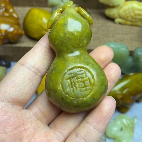 蛇纹石玉未镶嵌颈饰90