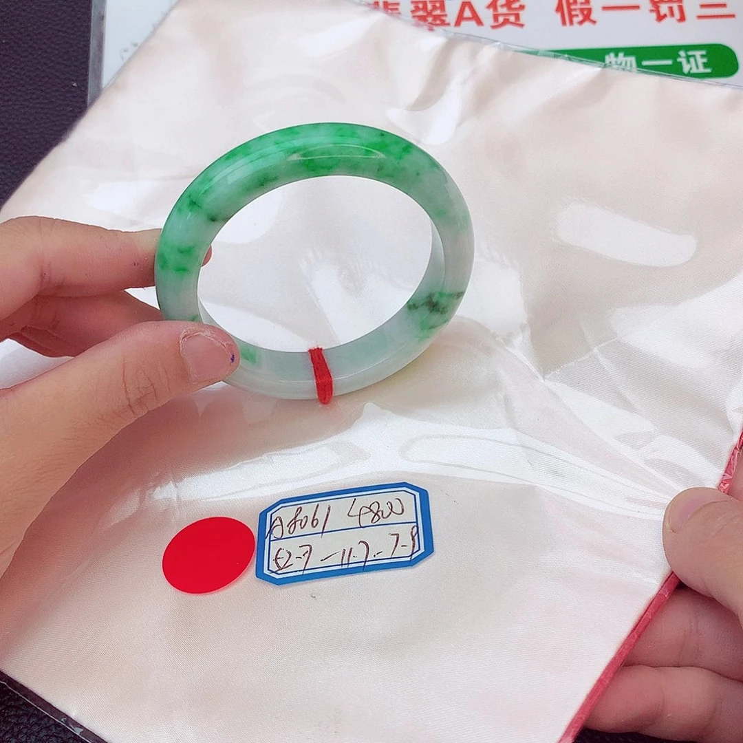 翡翠手镯足铂镶嵌我