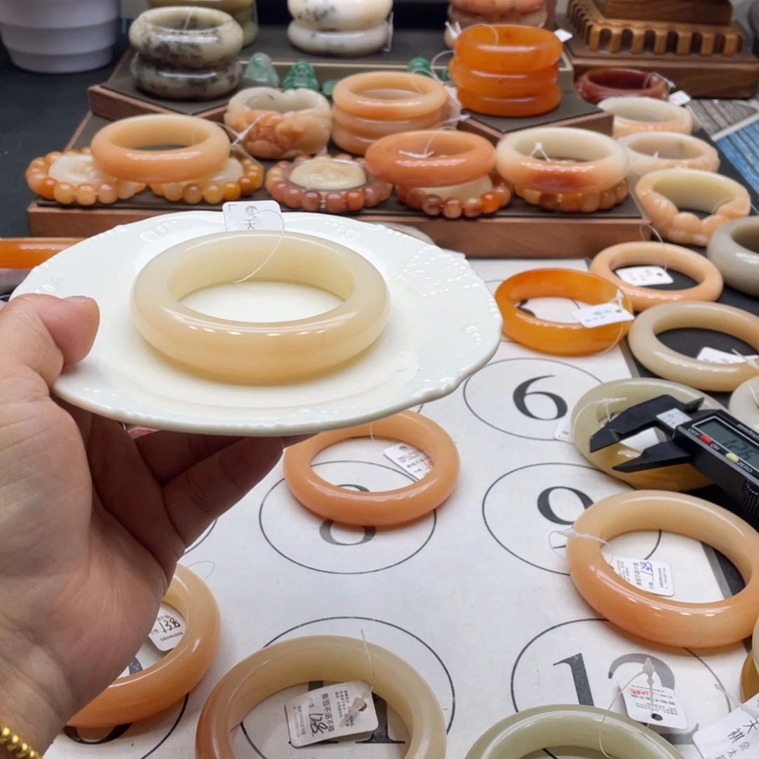 ****画石英岩玉未镶嵌手镯