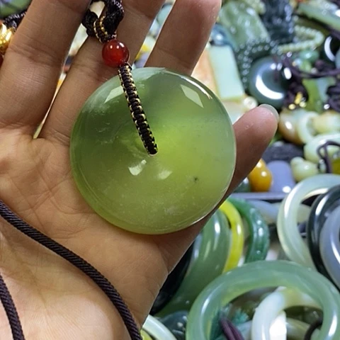 岫玉未镶嵌颈饰挂件