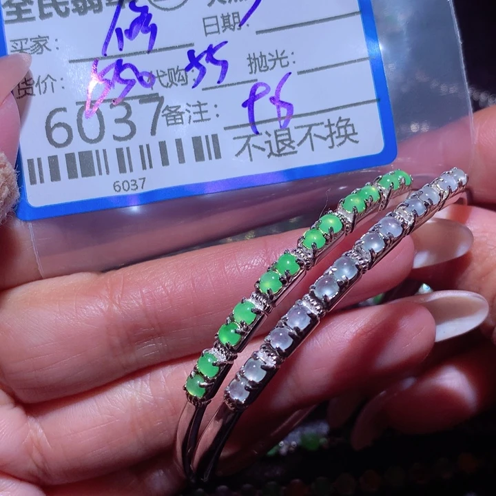 修***女翡翠未镶嵌颈饰你