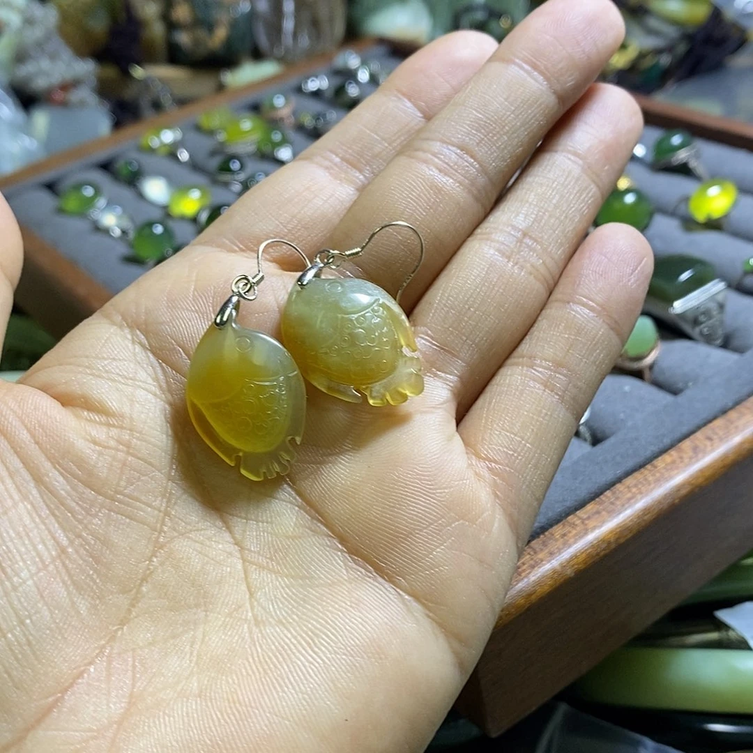 未镶嵌岫玉耳环一对