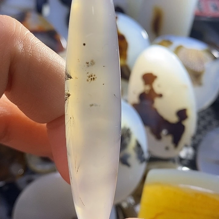 未镶嵌颈饰玛瑙/玉髓心**树