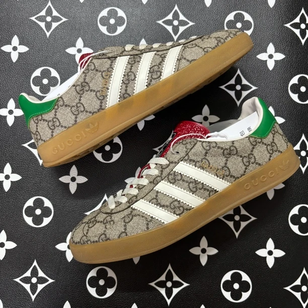 95新 GUCCI/古驰 Gucci x adidas 三叶草联名棕老花古驰板鞋时尚