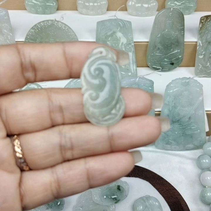 翡翠颈饰未镶嵌天然翡翠a货如意。