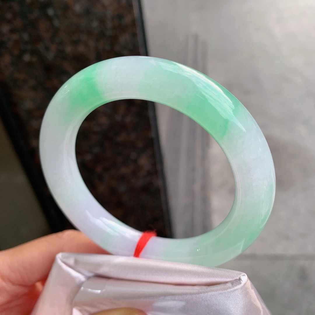 天然翡翠A货手镯，圈口56-57圆条冰飘绿 完美无瑕 尺寸：56.8/11