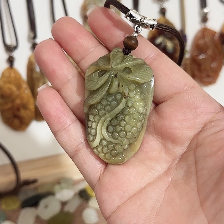 岫玉合金颈饰桃子喜欢