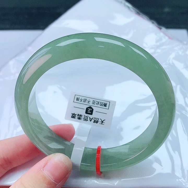 翡翠手镯未镶嵌55圈