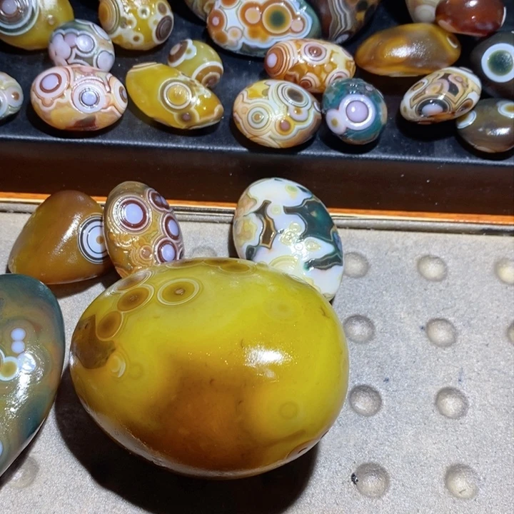 未镶嵌玛瑙/玉髓珠宝半成品卡**里