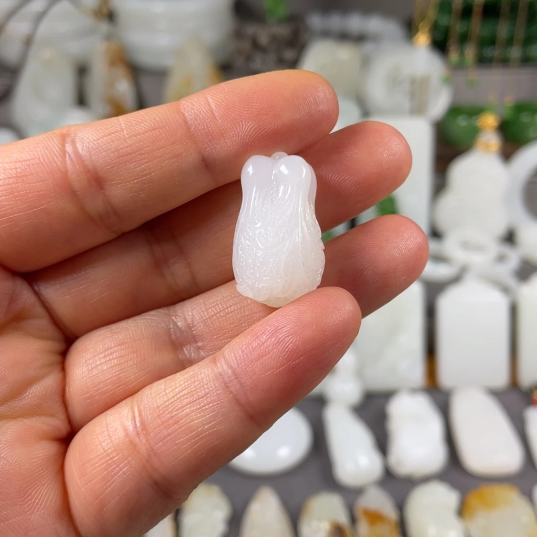 和田玉颈饰未镶嵌自**然