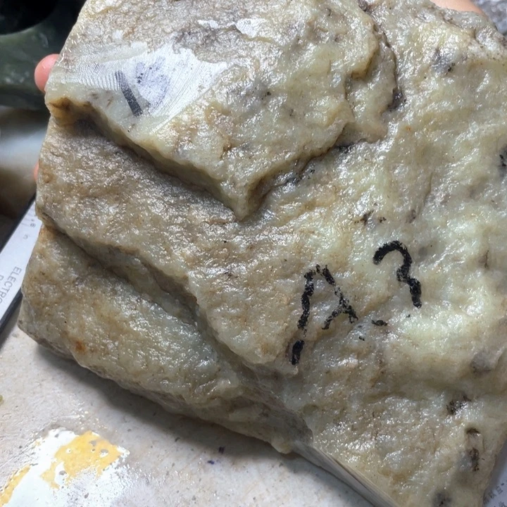 透闪石质玉未镶嵌珠宝半成品雪**痕