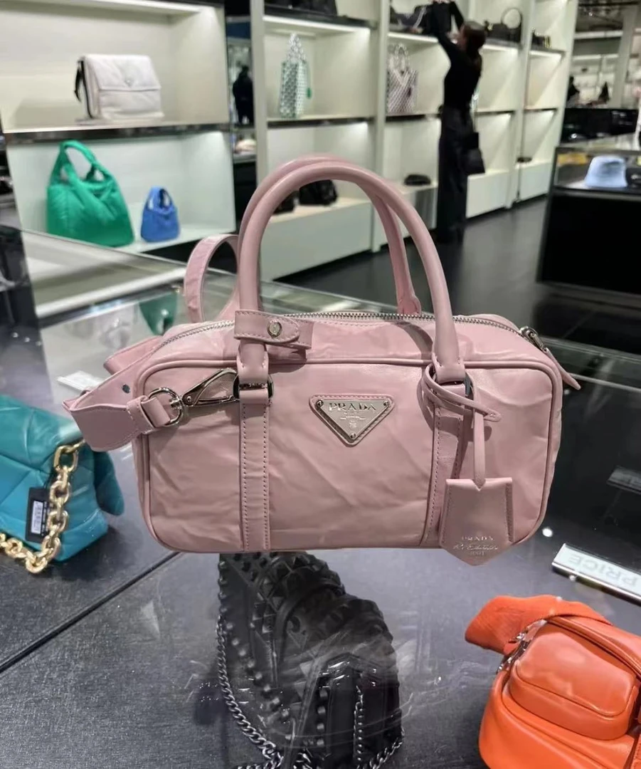 95新 Prada/普拉达 展会外场！粉色褶皱保龄包