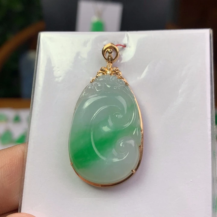 翡翠18K金镶嵌颈饰