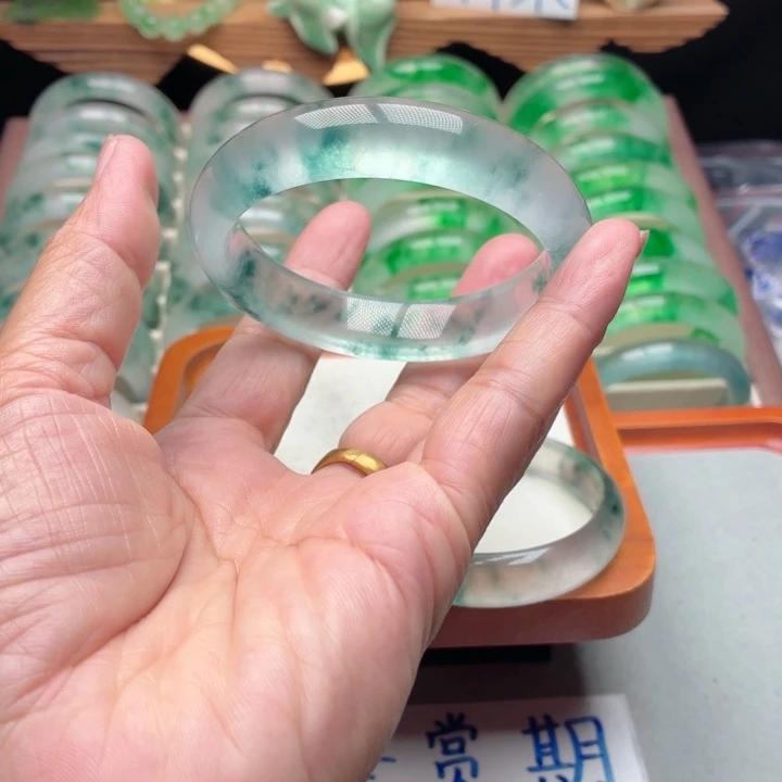 完***官石英质玉未镶嵌手镯