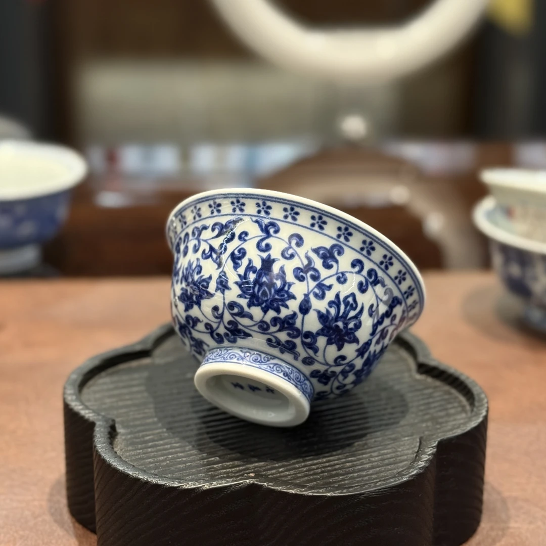 青花缠枝莲元宝压手主人杯