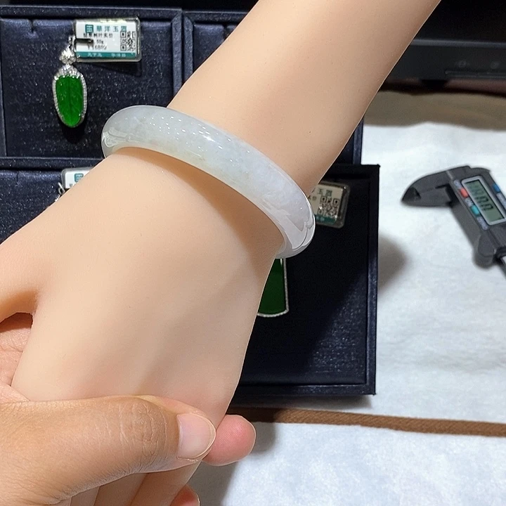 翡翠手镯未镶嵌翡翠手镯