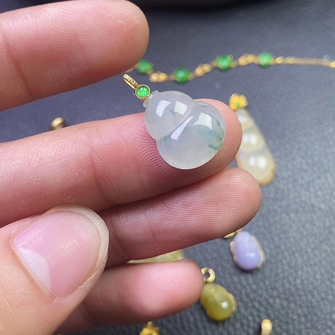 颈饰18K金镶嵌翡翠