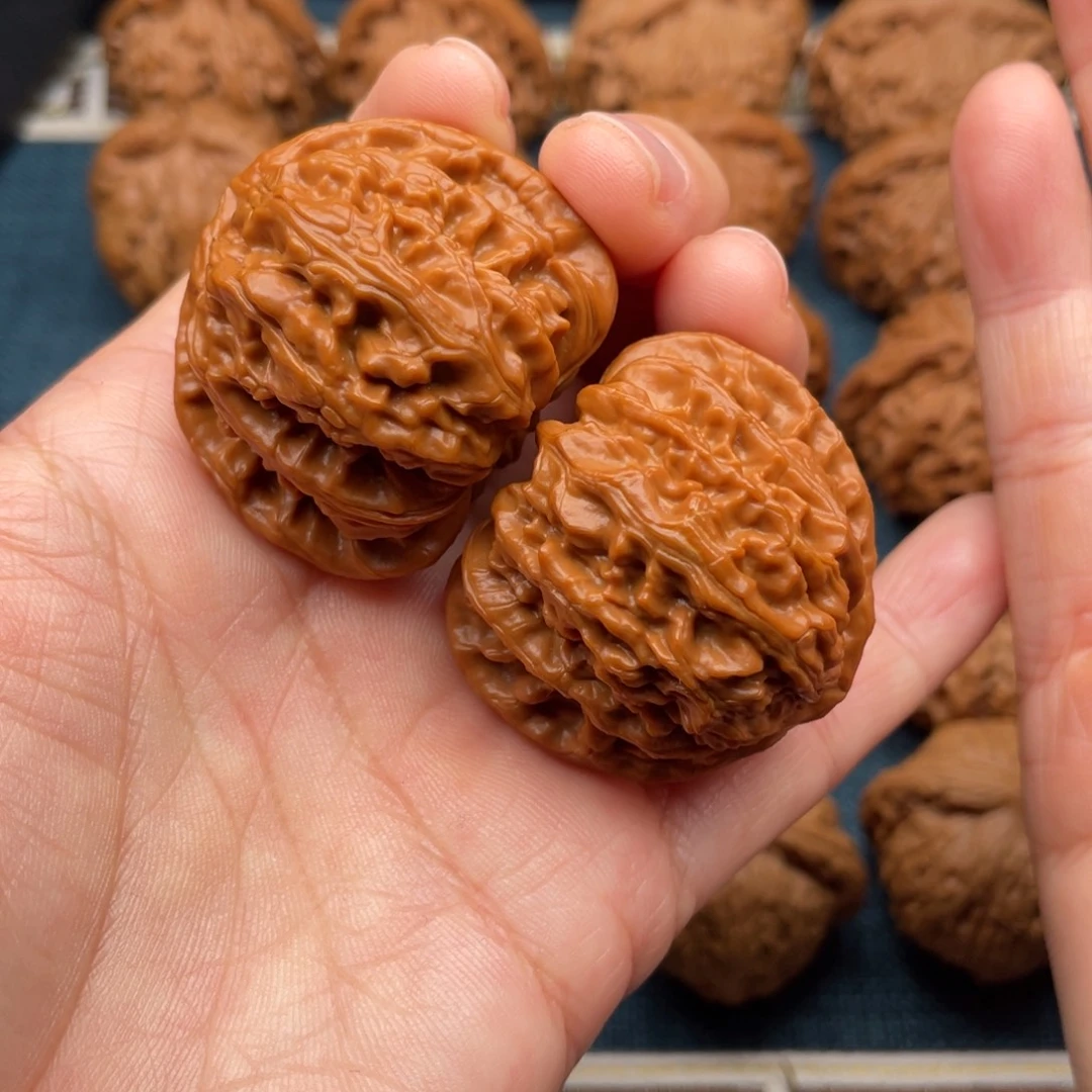 文玩核桃把件40全品红皮三角白