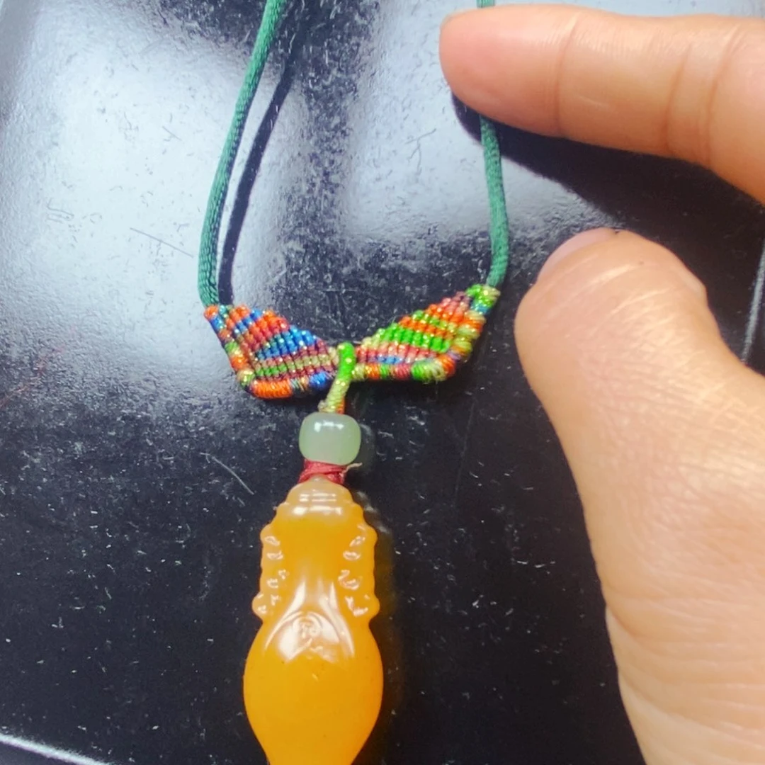 未镶嵌石英质玉（黄龙玉）颈饰