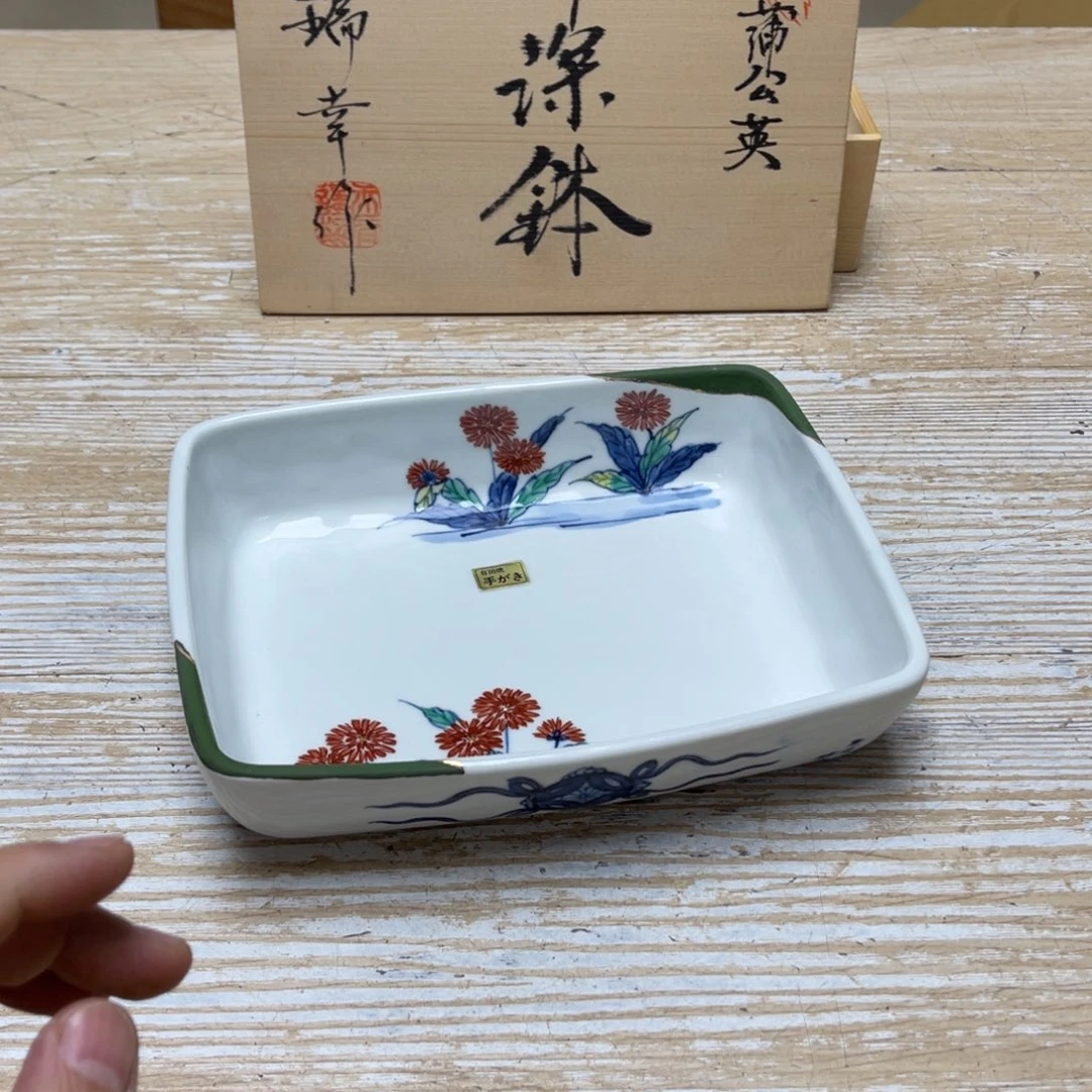 瓷片密密麻麻地排列着一个
