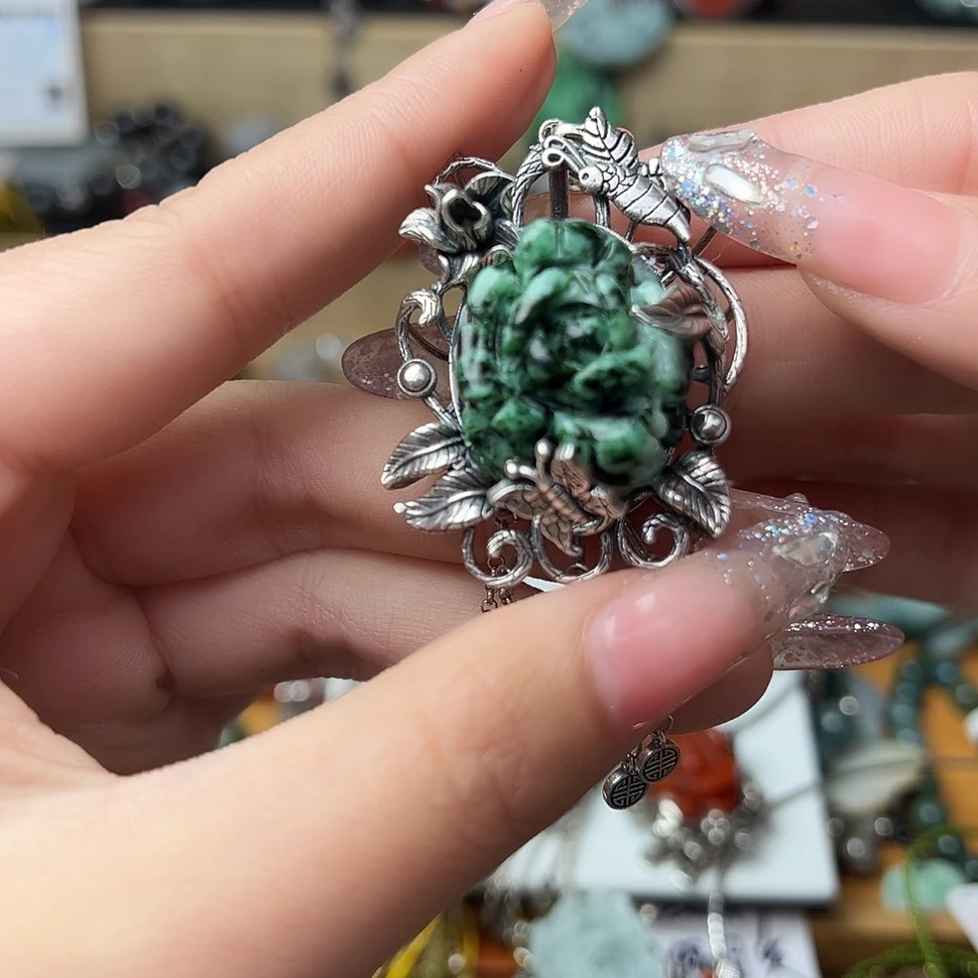 翡翠颈饰未镶嵌霞吊坠